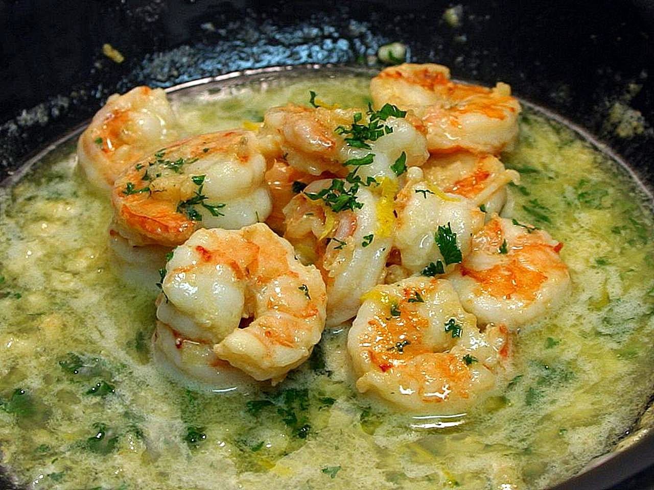Shrimp scampi pasta with garlic butter sauce in a bowl.